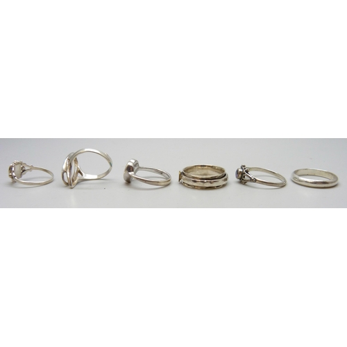 7113 - Six silver rings, one lacking stone, 18g