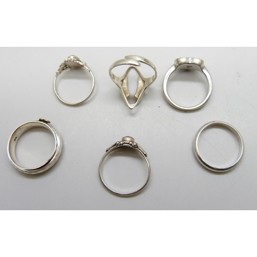 7113 - Six silver rings, one lacking stone, 18g