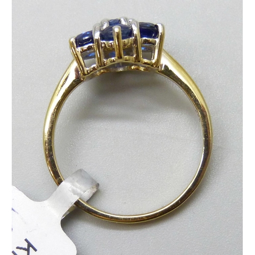 7117 - A silver gilt kyanite cluster ring, R/S