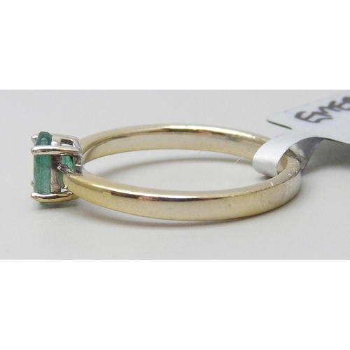 7118 - A silver gilt emerald solitaire ring, R/S