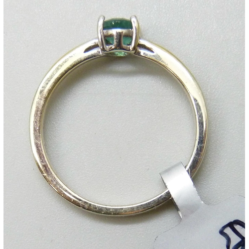 7118 - A silver gilt emerald solitaire ring, R/S