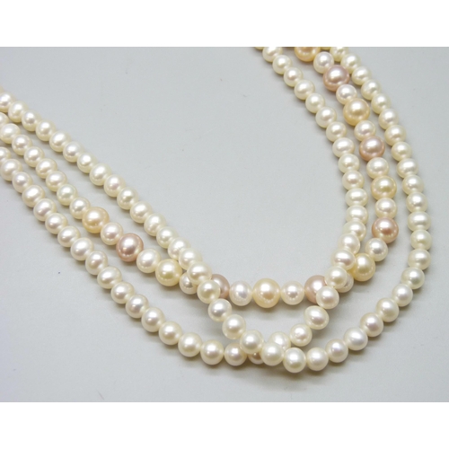 7124 - A long string of pearls, 73g