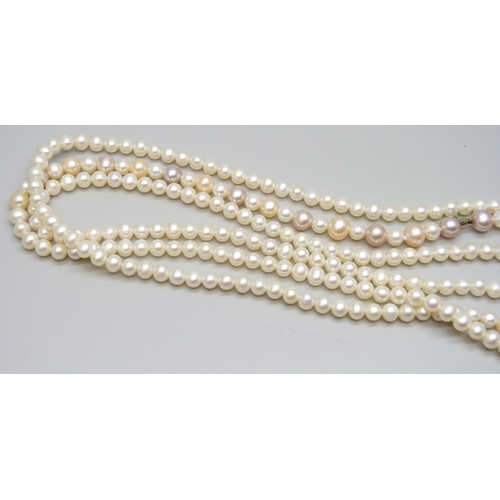 7124 - A long string of pearls, 73g