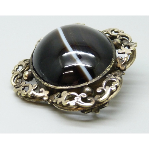 7127 - A large gilt metal banded agate brooch, 5.7cm