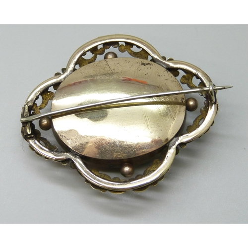 7127 - A large gilt metal banded agate brooch, 5.7cm