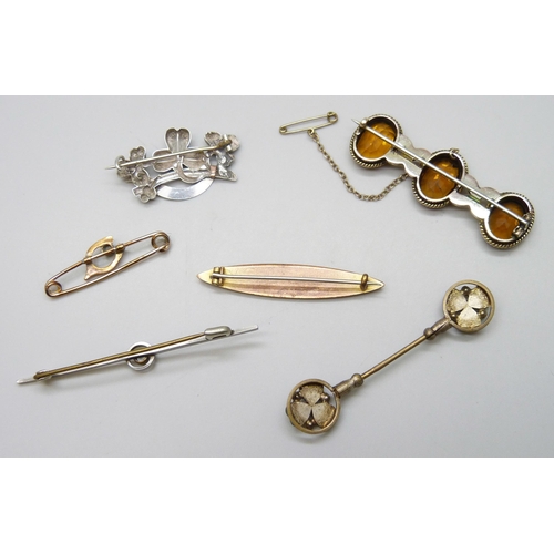 7128 - A collection of vintage jewellery including a citrine set bar brooch and an Art Deco brooch