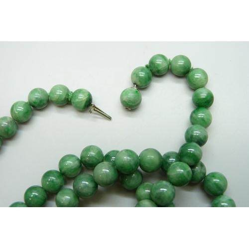 7130 - A string of nephrite beads, 77g, 50cm