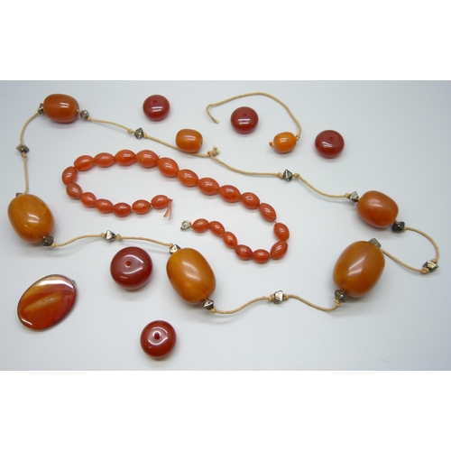 7134 - A white metal framed agate set brooch, an agate bead necklace, a collection of bakelite beads, 45g, ... 