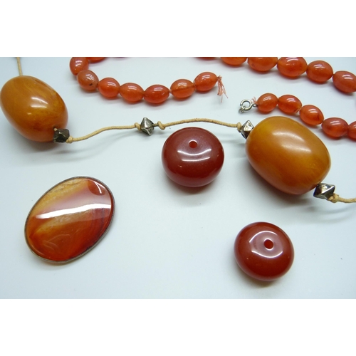 7134 - A white metal framed agate set brooch, an agate bead necklace, a collection of bakelite beads, 45g, ... 