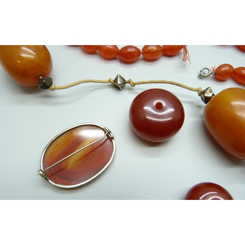 7134 - A white metal framed agate set brooch, an agate bead necklace, a collection of bakelite beads, 45g, ... 