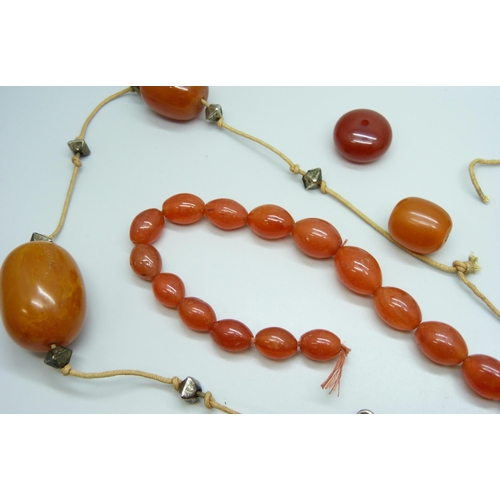 7134 - A white metal framed agate set brooch, an agate bead necklace, a collection of bakelite beads, 45g, ... 