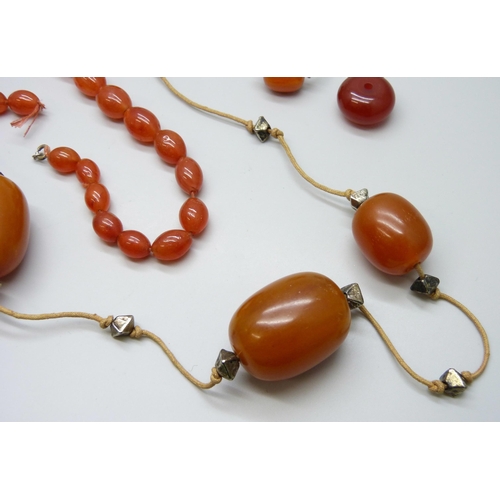 7134 - A white metal framed agate set brooch, an agate bead necklace, a collection of bakelite beads, 45g, ... 