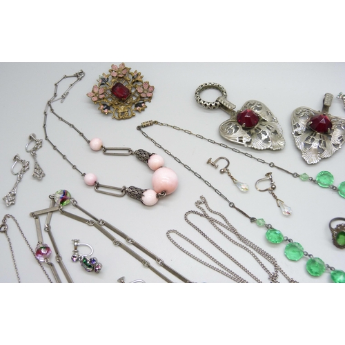 7135 - A collection of vintage costume jewellery