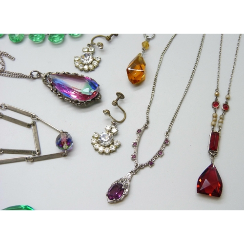 7135 - A collection of vintage costume jewellery