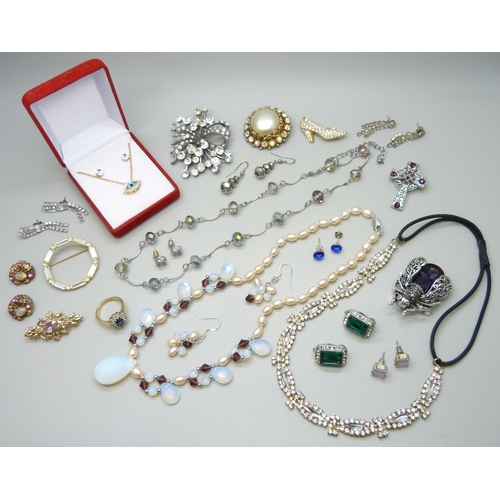 7138 - A collection of diamante and other costume jewellery