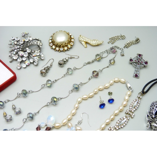 7138 - A collection of diamante and other costume jewellery