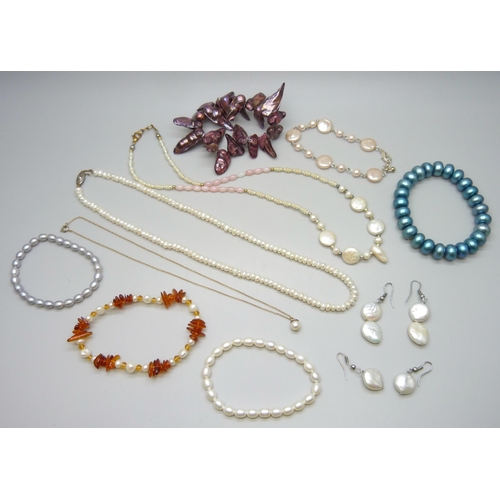 7140 - A collection of pearl jewellery