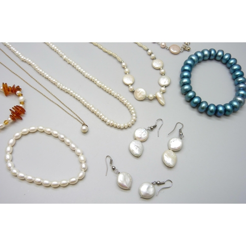 7140 - A collection of pearl jewellery