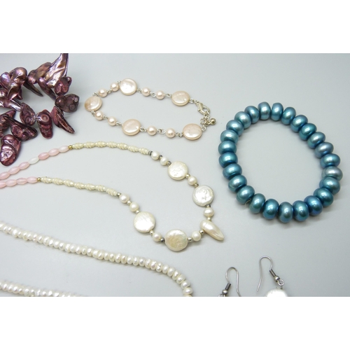 7140 - A collection of pearl jewellery