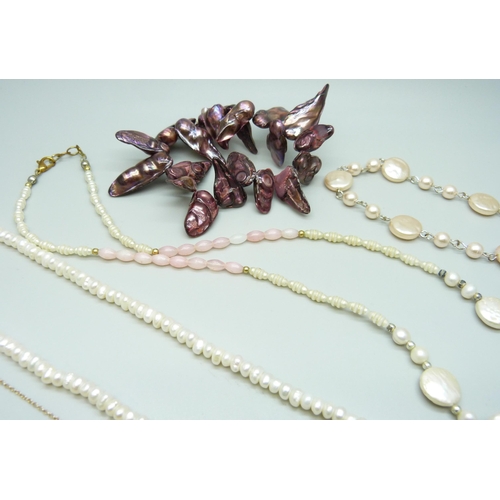 7140 - A collection of pearl jewellery