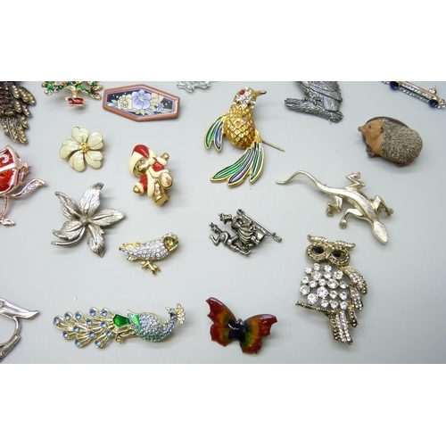 7143 - Approximately 30 costume brooches, mostly animal themed