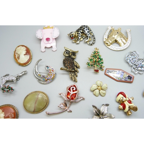 7143 - Approximately 30 costume brooches, mostly animal themed