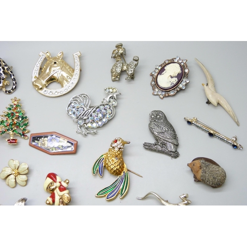 7143 - Approximately 30 costume brooches, mostly animal themed