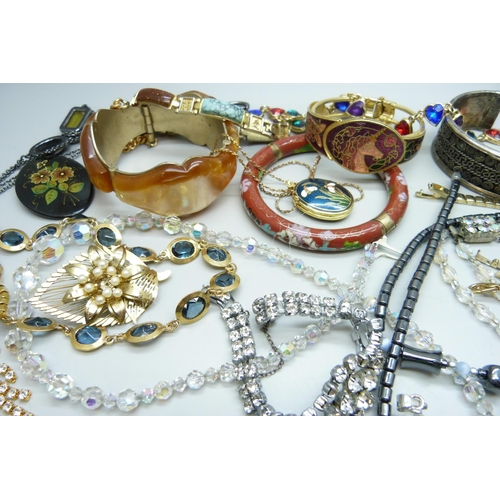 7147 - A collection of costume jewellery