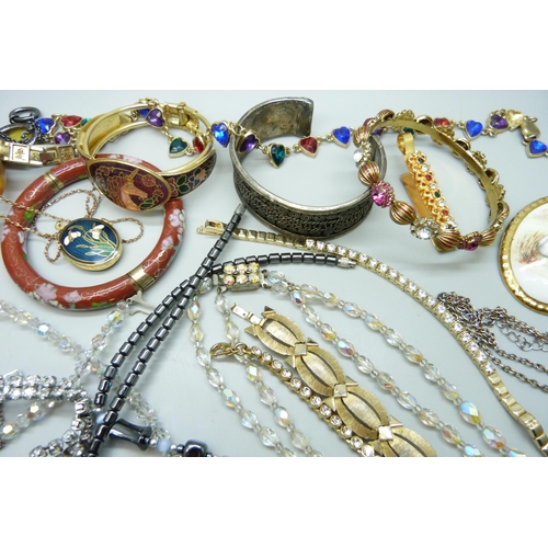 7147 - A collection of costume jewellery