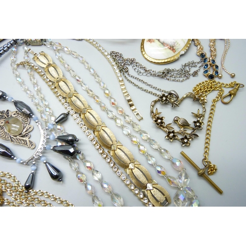 7147 - A collection of costume jewellery