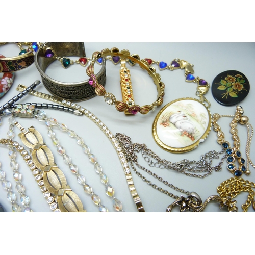 7147 - A collection of costume jewellery