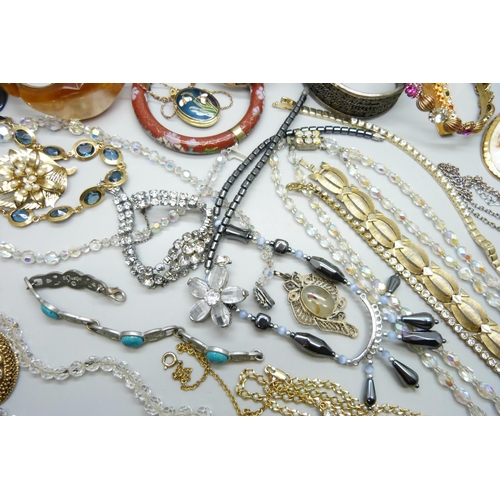 7147 - A collection of costume jewellery