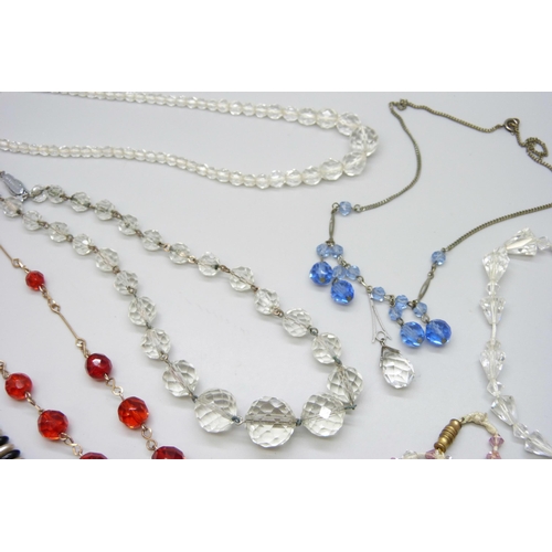 7149 - Nine vintage necklaces