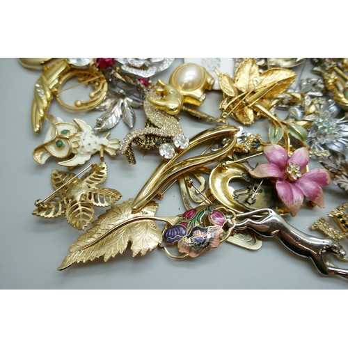 7156 - 100 costume brooches