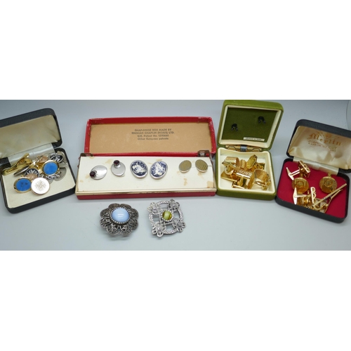 7161 - A collection of cufflinks and brooches