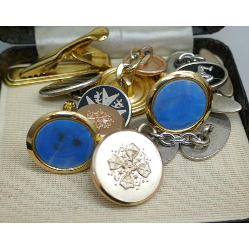 7161 - A collection of cufflinks and brooches