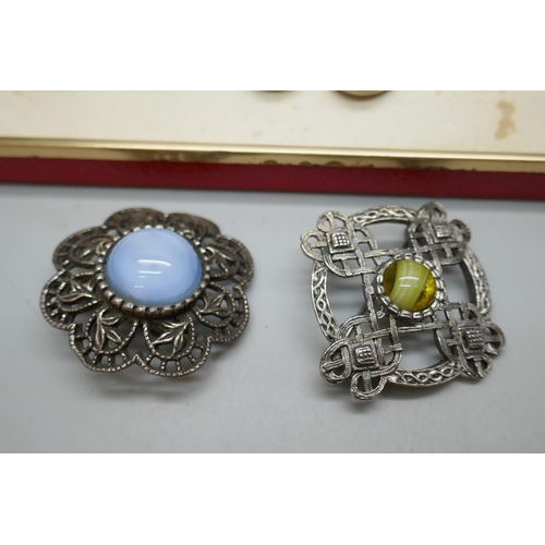 7161 - A collection of cufflinks and brooches