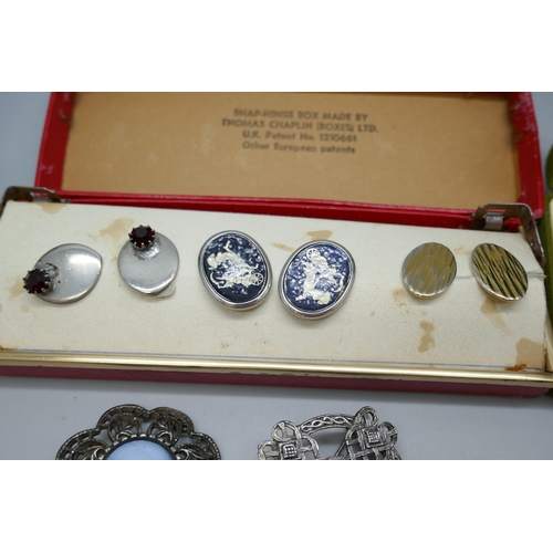 7161 - A collection of cufflinks and brooches