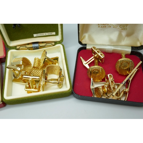 7161 - A collection of cufflinks and brooches