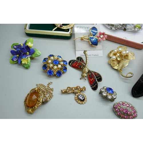 7163 - A collection of costume brooches