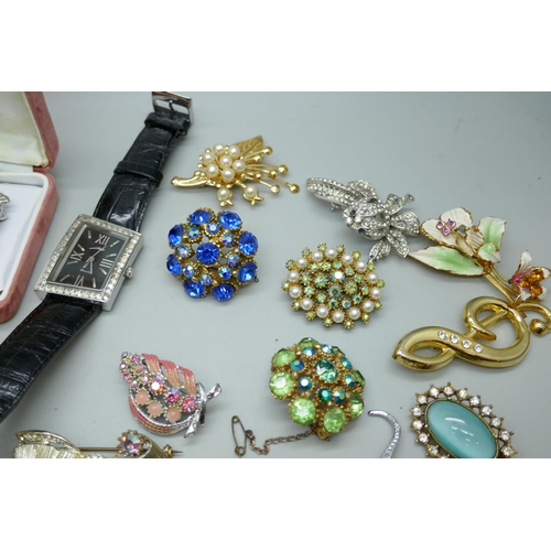 7163 - A collection of costume brooches