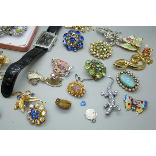 7163 - A collection of costume brooches