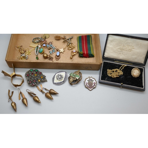 7164 - A collection of vintage jewellery