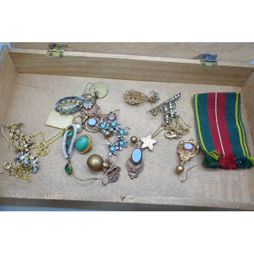 7164 - A collection of vintage jewellery