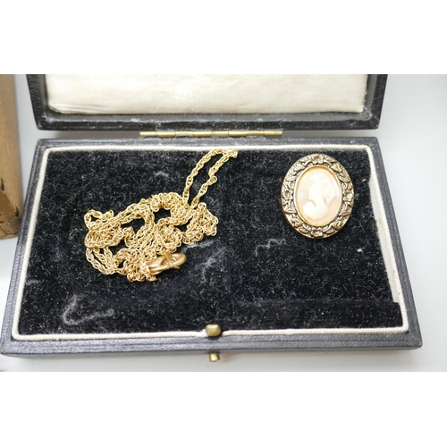 7164 - A collection of vintage jewellery