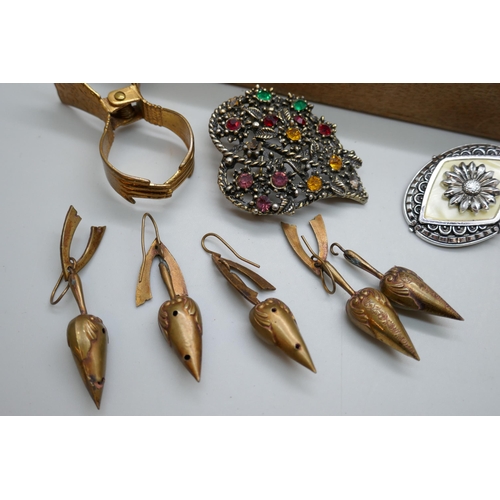 7164 - A collection of vintage jewellery