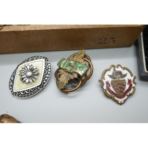 7164 - A collection of vintage jewellery