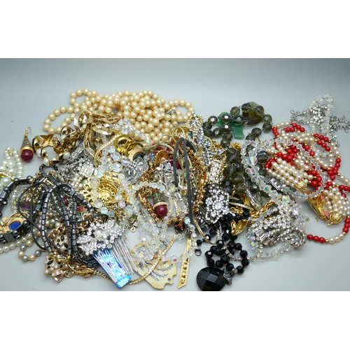 7165 - A collection of costume jewellery