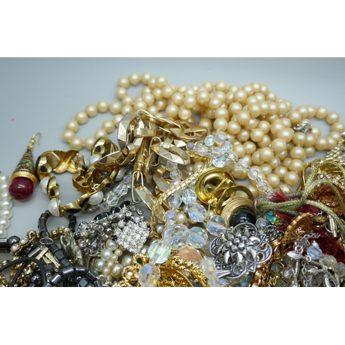 7165 - A collection of costume jewellery