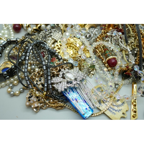 7165 - A collection of costume jewellery